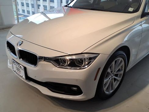 Used 2018 BMW 320i xDrive Sedan w/ Convenience Package image 7