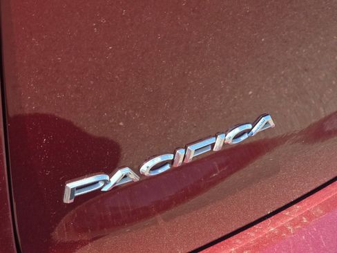 Used 2018 Chrysler Pacifica Touring-L FWD image 27