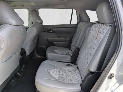 Used 2023 Toyota Highlander Bronze Edition FWD image 19