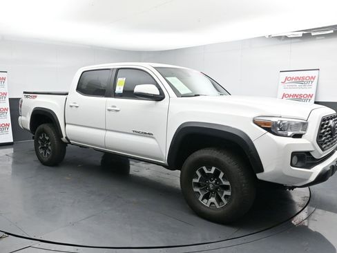 Used 2022 Toyota Tacoma TRD Off-Road w/ Technology Package image 2