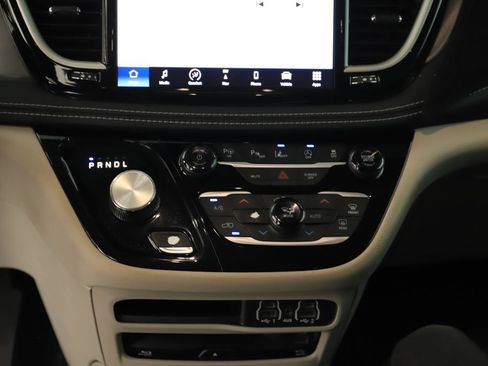 Used 2022 Chrysler Pacifica Touring-L w/ Uconnect Theater Family Group AWD/4WD image 21