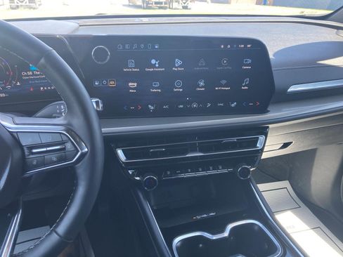 Used 2025 Chevrolet Traverse LT FWD image 12