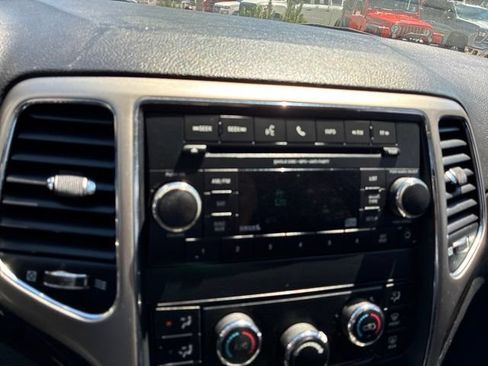 Used 2012 Jeep Grand Cherokee Laredo w/ Laredo E Group AWD/4WD image 21