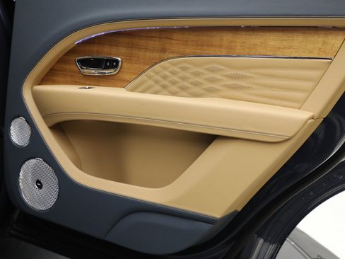 Certified 2025 Bentley Bentayga Extended Wheelbase AWD/4WD image 29