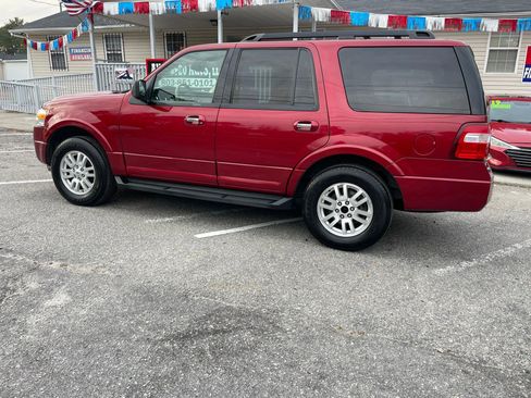 Used 2014 Ford Expedition XLT image 2