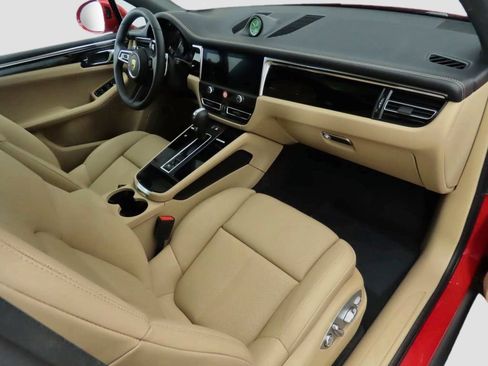 Certified 2025 Porsche Macan AWD/4WD image 19