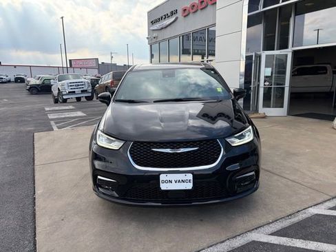 Used 2025 Chrysler Pacifica Select image 9