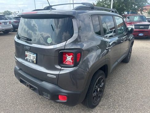 Used 2017 Jeep Renegade Latitude w/ Popular Equipment Group AWD/4WD image 3