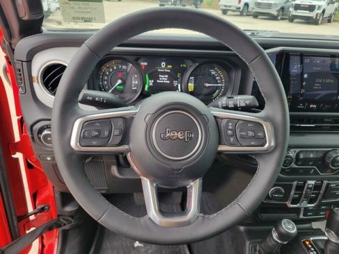 Used 2025 Jeep Wrangler Unlimited Sahara AWD/4WD image 12