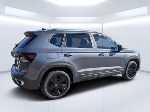 New 2026 Volkswagen Taos SE image 3