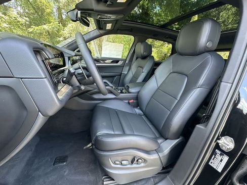 Certified 2025 Porsche Cayenne image 5