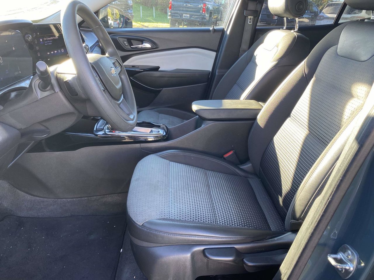 Used 2025 Chevrolet Trax LT FWD image 23