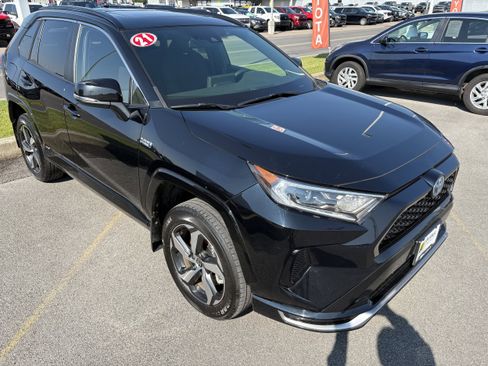 Used 2021 Toyota RAV4 SE image 2