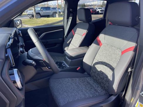 Used 2025 Chevrolet Colorado Z71 w/ Technology Package image 19