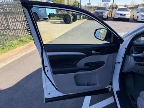 Used 2017 Toyota Highlander XLE w/ Protection Package #3 image 25