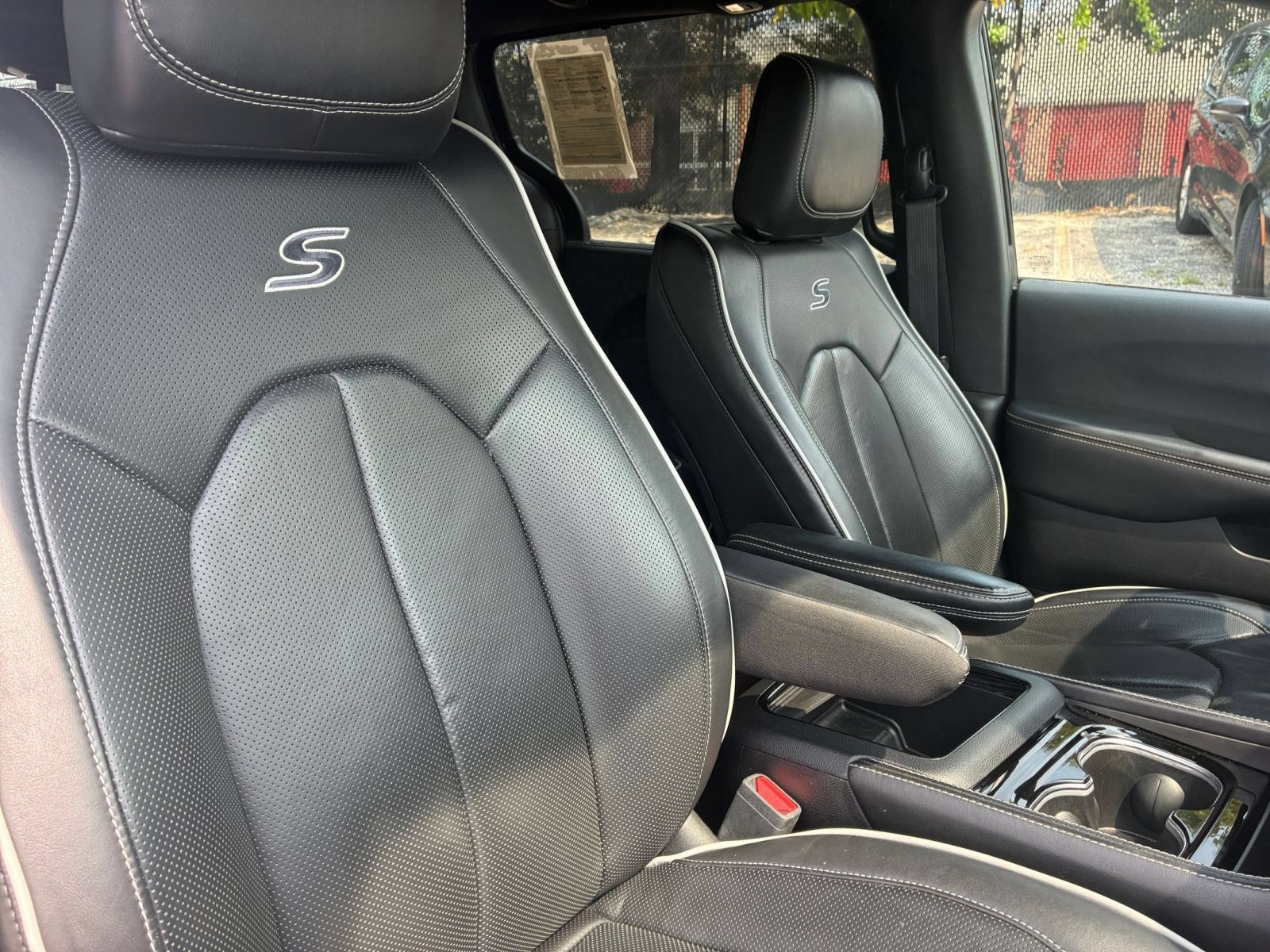 Used 2025 Chrysler Pacifica Limited FWD image 31