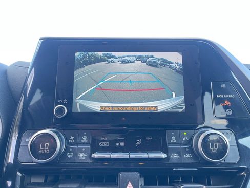 Used 2023 Toyota Highlander XLE image 6