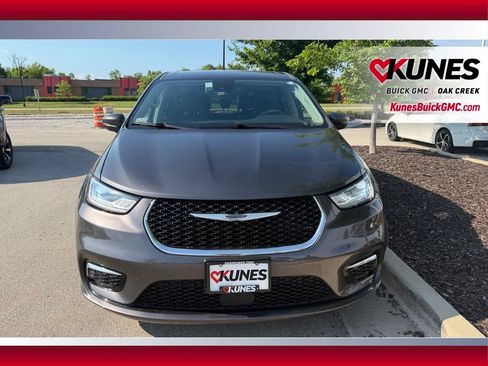 Used 2023 Chrysler Pacifica Touring-L FWD image 3