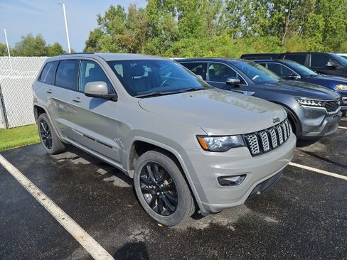 Used 2022 Jeep Grand Cherokee Laredo X AWD/4WD image 3