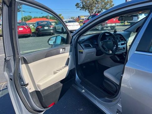 Used 2017 Hyundai Sonata SE FWD image 4