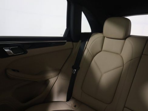 Certified 2025 Porsche Macan image 15