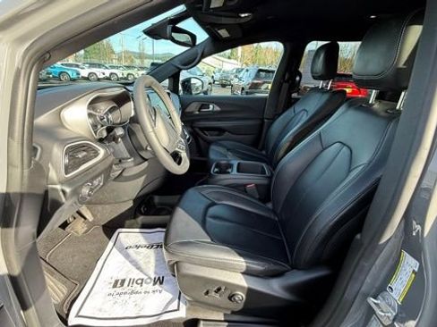 Used 2025 Chrysler Pacifica Select image 13