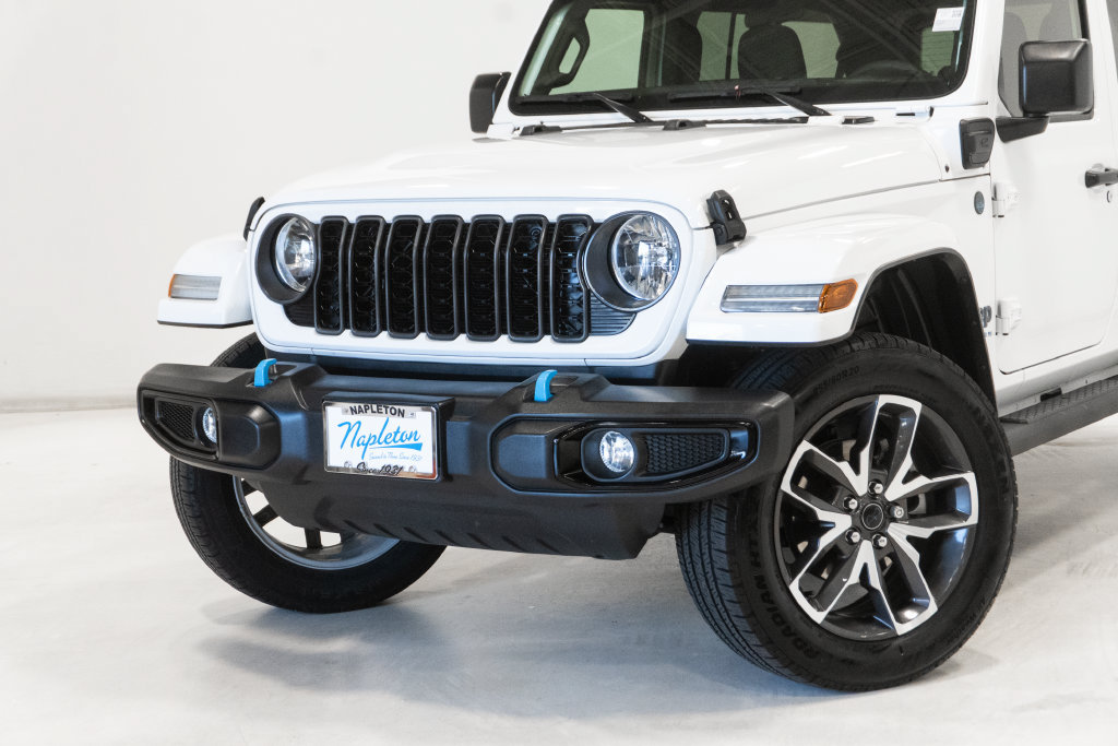 Used 2024 Jeep Wrangler Unlimited w/ Convenience Group AWD/4WD image 2