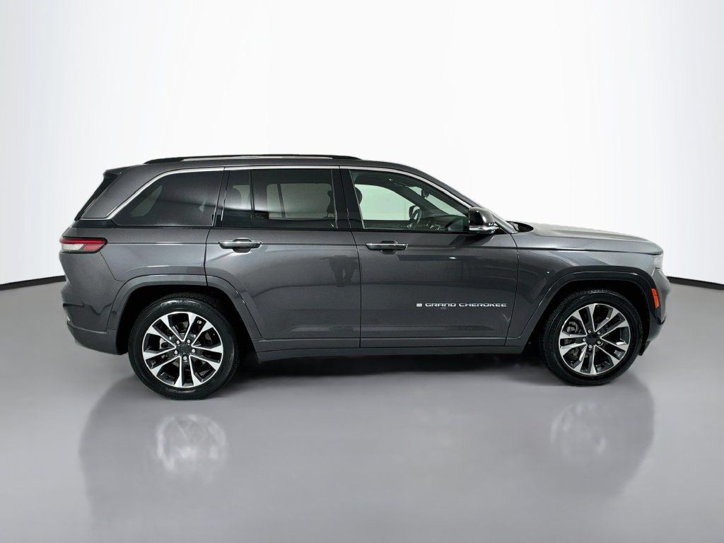 Used 2023 Jeep Grand Cherokee Overland w/ Advanced Protech Group III AWD/4WD image 9