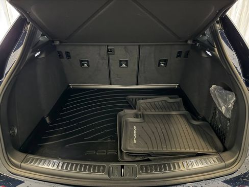 Certified 2023 Porsche Macan AWD/4WD image 28