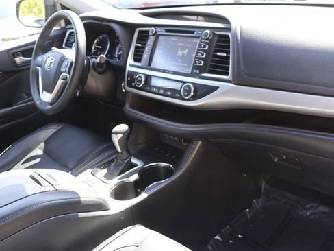 Used 2018 Toyota Highlander XLE w/ Protection Package #3 AWD/4WD image 28