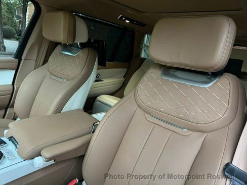Used 2025 Land Rover Range Rover SV image 36