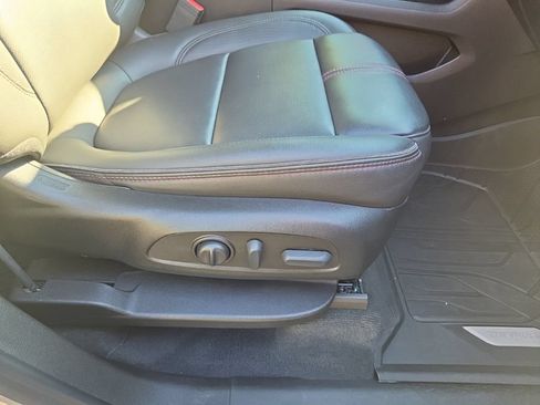 Used 2023 Chevrolet Traverse RS FWD image 43
