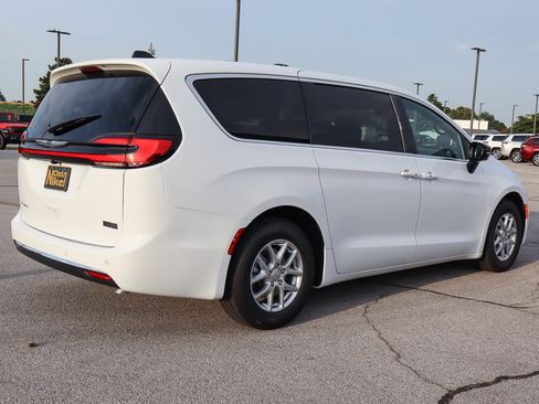 New 2026 Chrysler Pacifica Select image 5