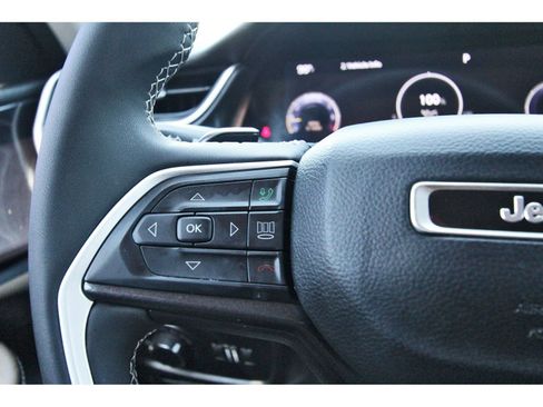Used 2023 Jeep Grand Cherokee Laredo AWD/4WD image 23