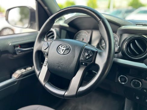 Used 2017 Toyota Tacoma TRD Off-Road AWD/4WD image 11