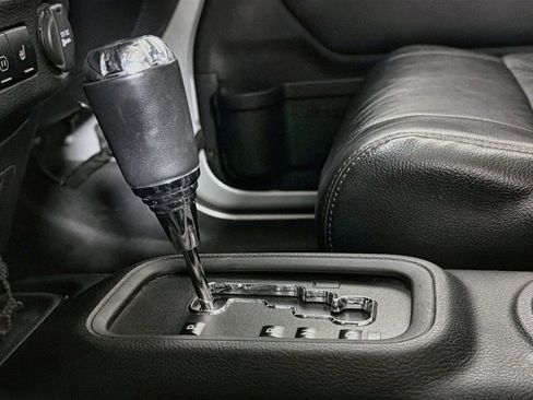 Used 2012 Jeep Wrangler Unlimited Sahara w/ Connectivity Group AWD/4WD image 17