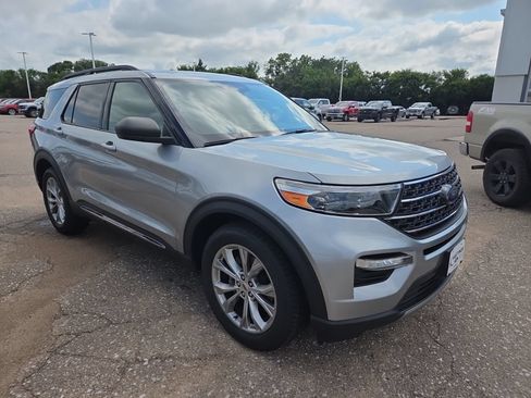 Used 2020 Ford Explorer XLT w/ Equipment Group 202A AWD/4WD image 10