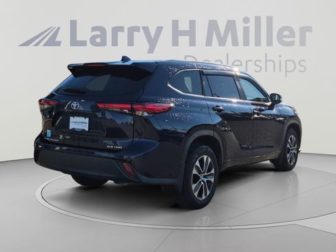 Used 2023 Toyota Highlander XLE AWD/4WD image 5