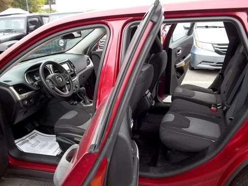 Used 2017 Jeep Cherokee Sport image 7