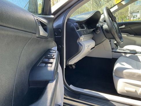 Used 2012 Toyota Camry LE FWD image 19