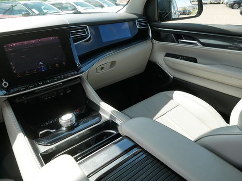 Used 2022 Jeep Wagoneer Series I w/ Convenience Group I AWD/4WD image 11