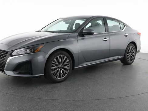 Used 2025 Nissan Altima 2.5 SV image 3