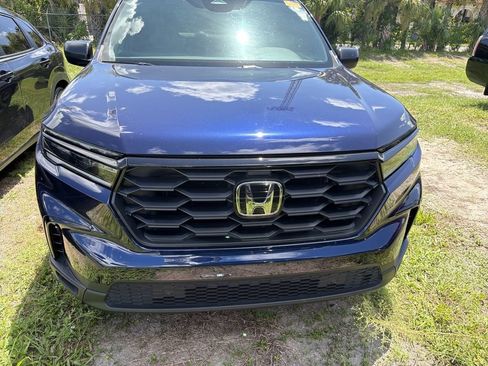 Used 2025 Honda Pilot Sport image 2