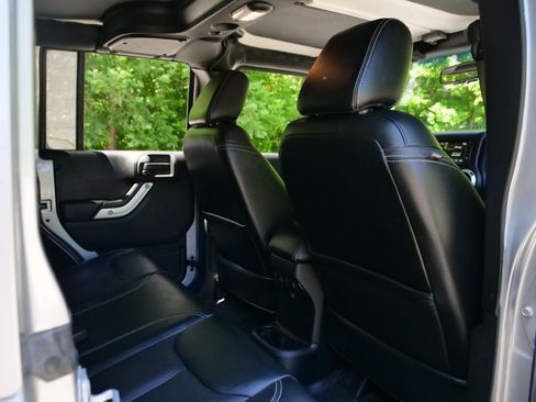 Used 2016 Jeep Wrangler Unlimited Rubicon AWD/4WD image 30