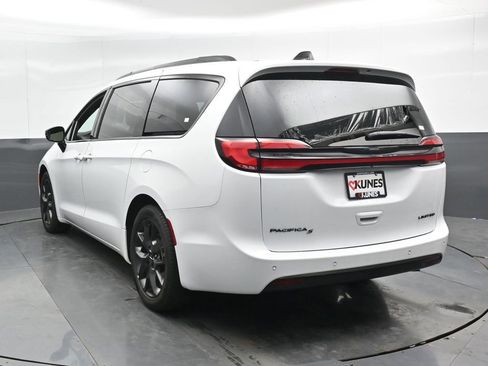Used 2025 Chrysler Pacifica Limited image 10