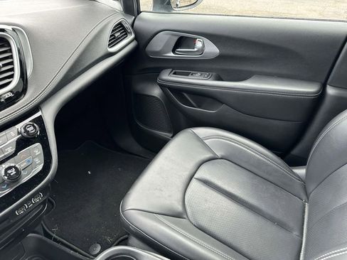 Used 2023 Chrysler Pacifica Touring-L w/ S Appearance Package FWD image 30