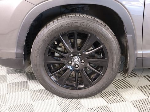 Used 2019 Toyota Highlander SE image 19