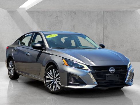 Used 2025 Nissan Altima 2.5 SV FWD image 2