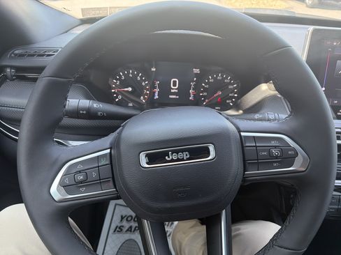 Used 2025 Jeep Compass Latitude w/ Convenience Group AWD/4WD image 17