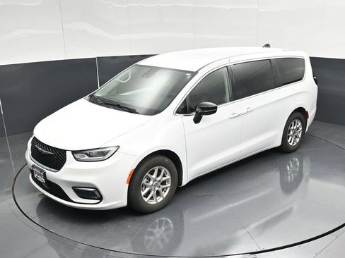 Used 2024 Chrysler Pacifica Touring-L FWD image 49